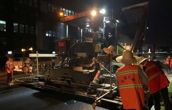 爭(zhēng)分奪秒，挑燈夜戰(zhàn)趕工期