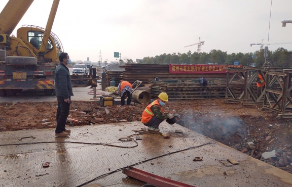 嚴(yán)抓復(fù)工后的疫情防控工作。圖為2020年2月24日樟樹(shù)葛玄路臺(tái)埠中橋便道鋼便橋施工現(xiàn)場(chǎng)